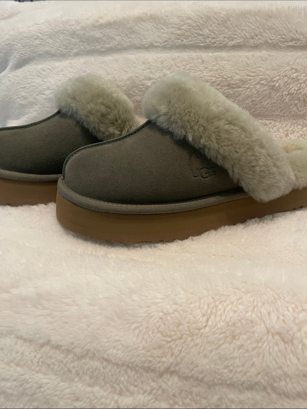 UGG Women's  Disquette Olive Green Suede Shearling Slip-On Sippers. Size 8